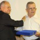 Presidente José Alcides durante entrega da placa de honra ao mérito ao homenageado Valdir Cortez. Fotos: Cristina Gomes/Assessoria de Comunicação